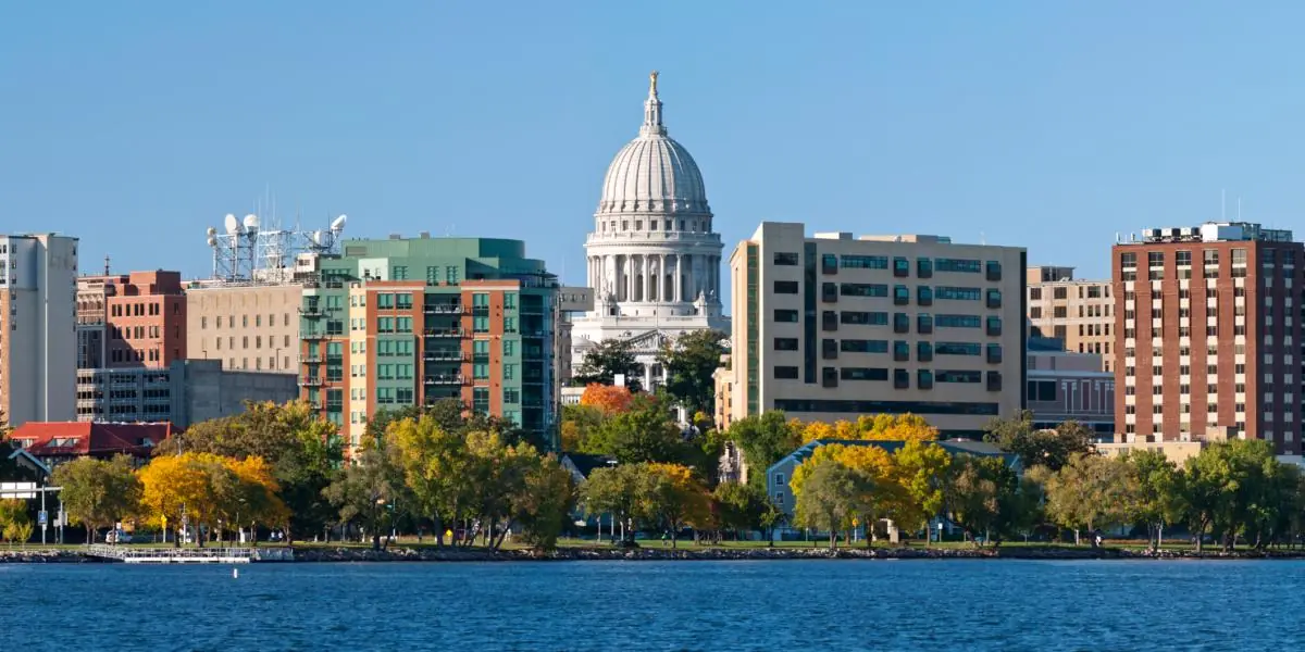 El Capitolio del Estado de Wisconsin y el centro de Madison durante el día - EdgeConneX data centers & colocation