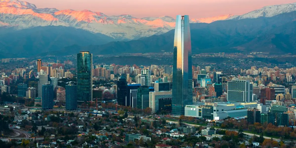 黄昏时分的智利圣地亚哥Los Condes - EdgeConneX数据中心和主机托管